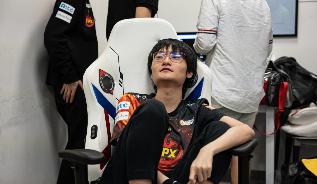 开云官网-FPX横扫SHR，JackeyLove线上压制力十足激烈交锋淘汰赛，点燃全场激情